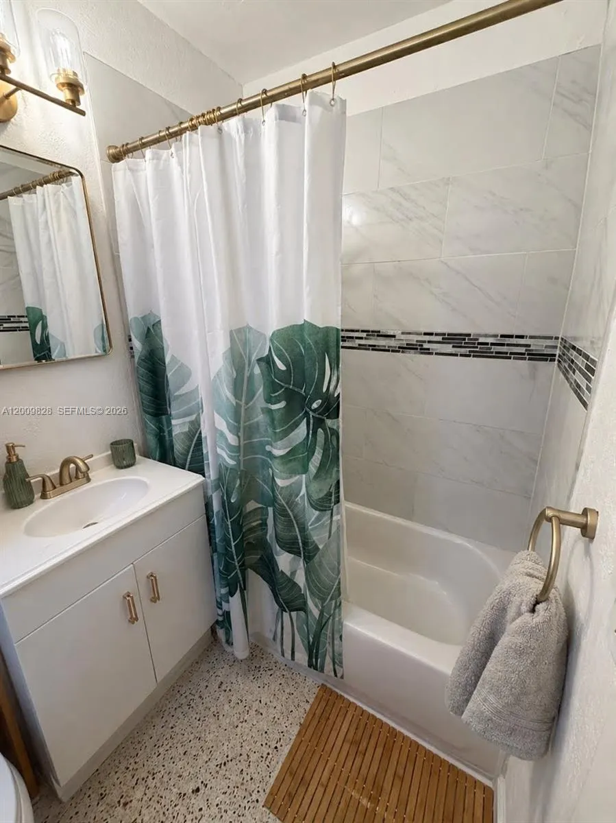 40 Salamanca Ave 8, Coral Gables, Florida 33134, Coral Gables, Florida 33134, 1 Bedroom Bedrooms, ,1 BathroomBathrooms,Residential Lease,For Rent,40 Salamanca Ave 8, Coral Gables, Florida 33134,A12009828