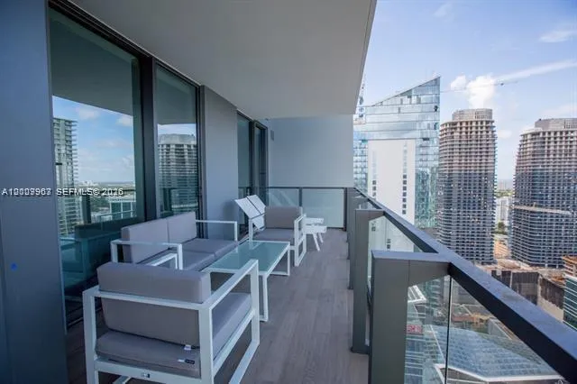 68 Se 6th St 3210, Miami, Florida 33131, Miami, Florida 33131, 2 Bedrooms Bedrooms, ,2 BathroomsBathrooms,Residential Lease,For Rent,68 Se 6th St 3210, Miami, Florida 33131,A12009963