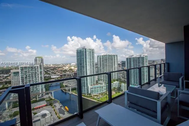 68 Se 6th St 3210, Miami, Florida 33131, Miami, Florida 33131, 2 Bedrooms Bedrooms, ,2 BathroomsBathrooms,Residential Lease,For Rent,68 Se 6th St 3210, Miami, Florida 33131,A12009963