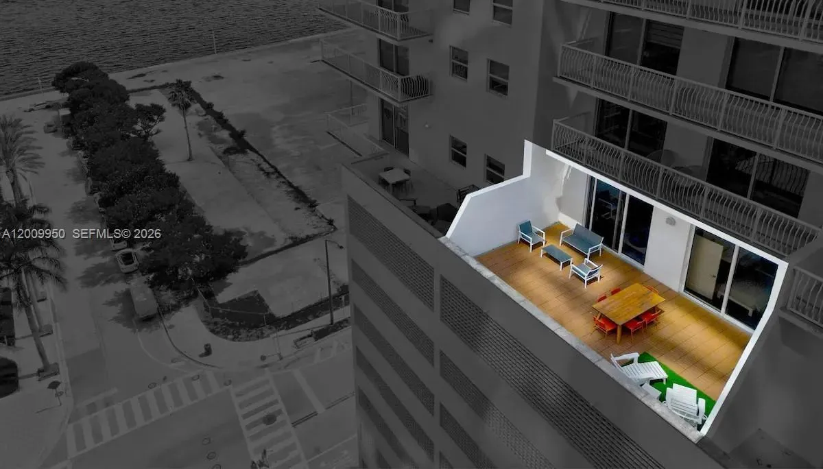 1200 Brickell Bay Dr 1404, Miami, Florida 33131, Miami, Florida 33131, 2 Bedrooms Bedrooms, ,1 BathroomBathrooms,Residential,For Sale,1200 Brickell Bay Dr 1404, Miami, Florida 33131,A12009950