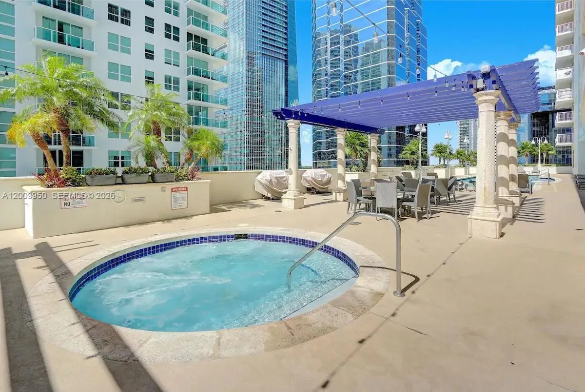 1200 Brickell Bay Dr 1404, Miami, Florida 33131, Miami, Florida 33131, 2 Bedrooms Bedrooms, ,1 BathroomBathrooms,Residential,For Sale,1200 Brickell Bay Dr 1404, Miami, Florida 33131,A12009950
