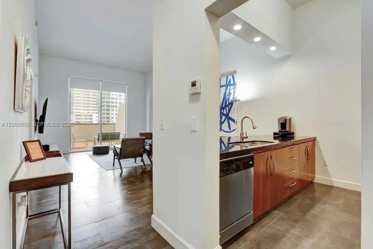 1200 Brickell Bay Dr 1404, Miami, Florida 33131, Miami, Florida 33131, 2 Bedrooms Bedrooms, ,1 BathroomBathrooms,Residential,For Sale,1200 Brickell Bay Dr 1404, Miami, Florida 33131,A12009950