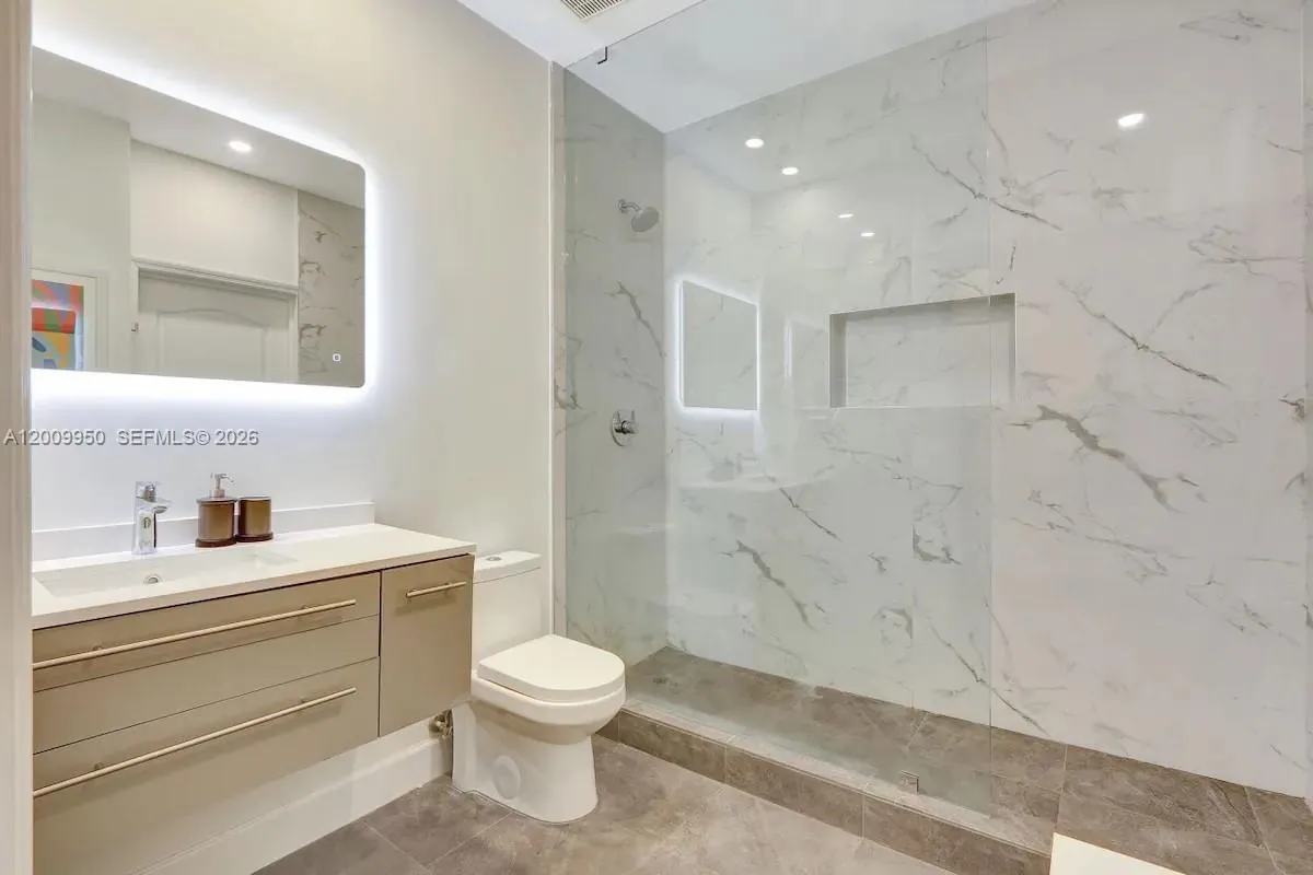 1200 Brickell Bay Dr 1404, Miami, Florida 33131, Miami, Florida 33131, 2 Bedrooms Bedrooms, ,1 BathroomBathrooms,Residential,For Sale,1200 Brickell Bay Dr 1404, Miami, Florida 33131,A12009950