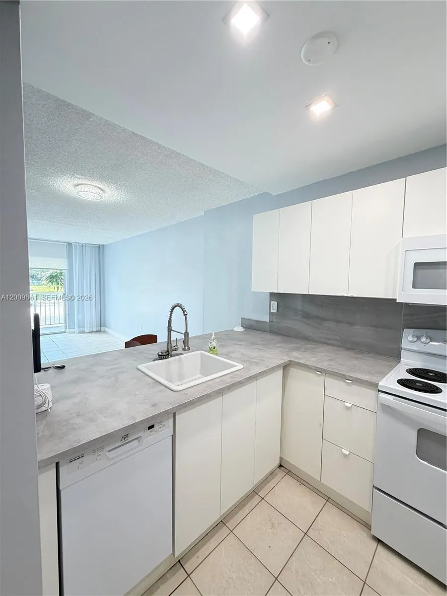16465 Ne 22nd Ave 105, North Miami Beach, Florida, North Miami Beach, Florida 33160, 1 Bedroom Bedrooms, ,1 BathroomBathrooms,Residential Lease,For Rent,16465 Ne 22nd Ave 105, North Miami Beach, Florida ,A12009861