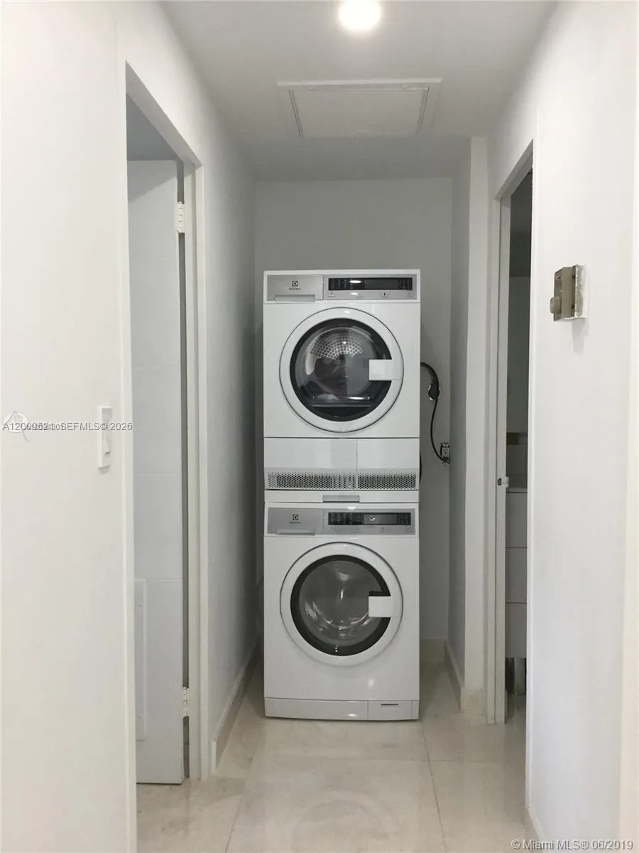 1408 Brickell Bay Dr 1002, Miami, Florida 33131, Miami, Florida 33131, 1 Bedroom Bedrooms, ,1 BathroomBathrooms,Residential Lease,For Rent,1408 Brickell Bay Dr 1002, Miami, Florida 33131,A12009521