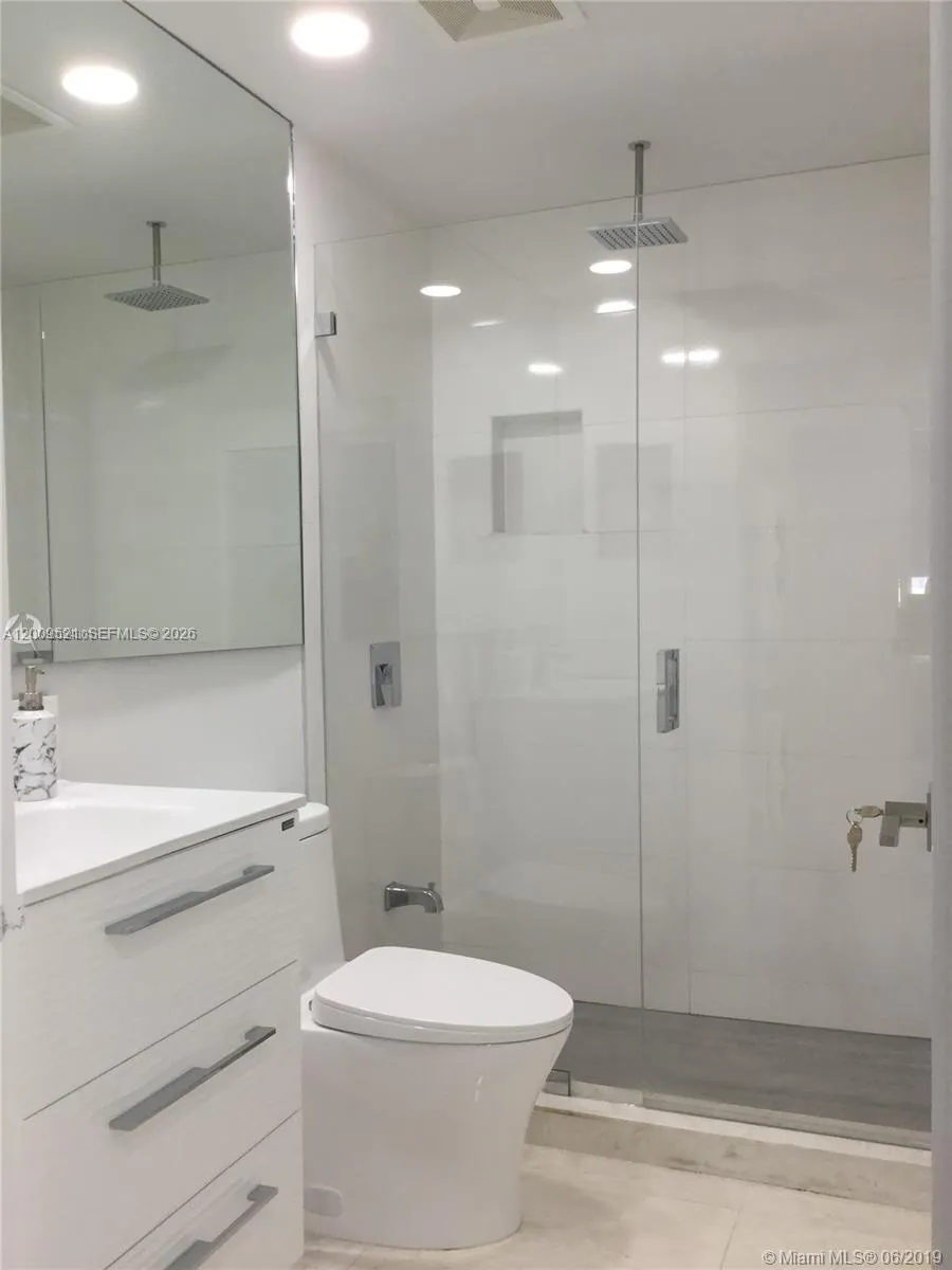 1408 Brickell Bay Dr 1002, Miami, Florida 33131, Miami, Florida 33131, 1 Bedroom Bedrooms, ,1 BathroomBathrooms,Residential Lease,For Rent,1408 Brickell Bay Dr 1002, Miami, Florida 33131,A12009521