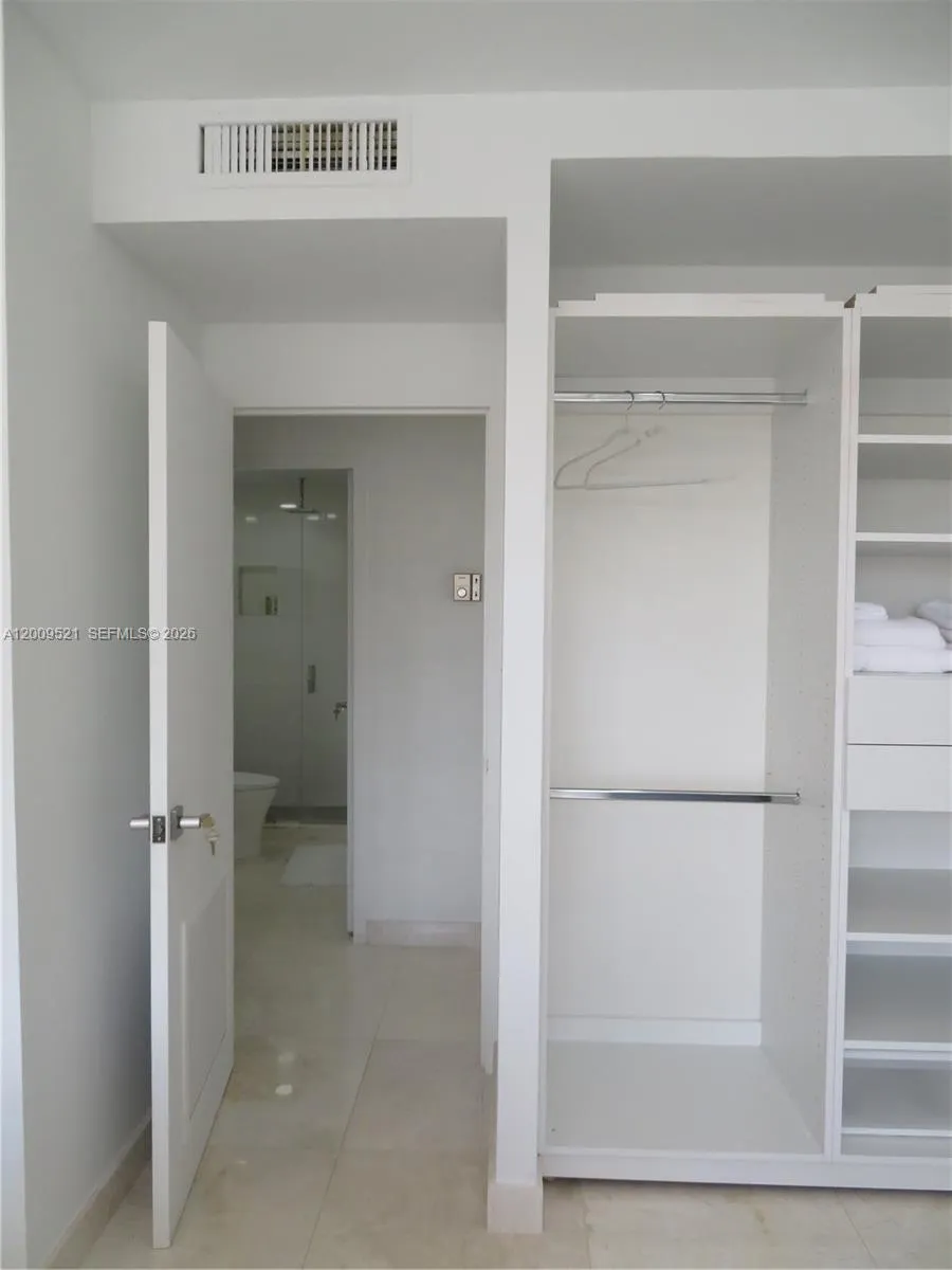 1408 Brickell Bay Dr 1002, Miami, Florida 33131, Miami, Florida 33131, 1 Bedroom Bedrooms, ,1 BathroomBathrooms,Residential Lease,For Rent,1408 Brickell Bay Dr 1002, Miami, Florida 33131,A12009521