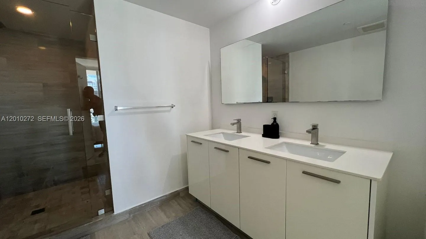 1300 Brickell Bay Dr 3400, Miami, Florida 33131, Miami, Florida 33131, 2 Bedrooms Bedrooms, ,1 BathroomBathrooms,Residential Lease,For Rent,1300 Brickell Bay Dr 3400, Miami, Florida 33131,A12010272