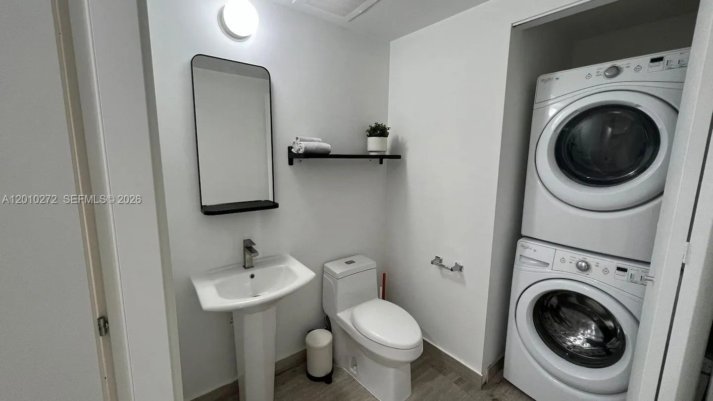 1300 Brickell Bay Dr 3400, Miami, Florida 33131, Miami, Florida 33131, 2 Bedrooms Bedrooms, ,1 BathroomBathrooms,Residential Lease,For Rent,1300 Brickell Bay Dr 3400, Miami, Florida 33131,A12010272