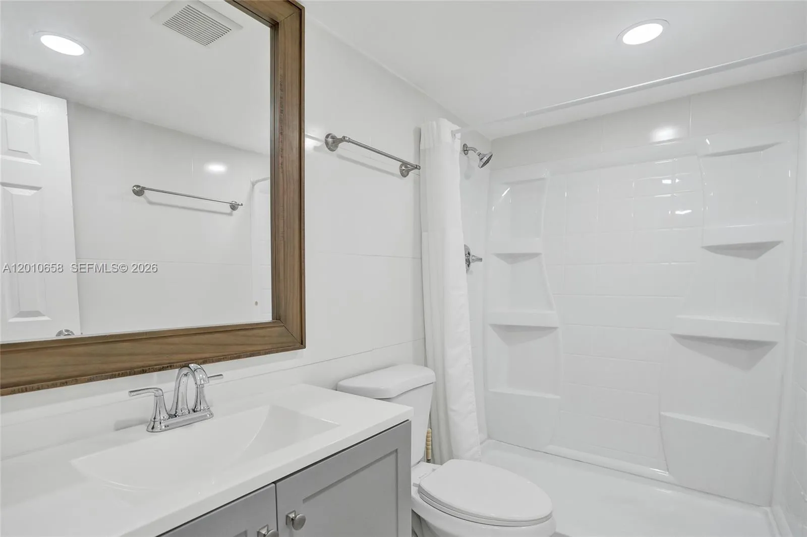 5950 Del Lago Cir 104, Sunrise, Florida 33313, Sunrise, Florida 33313, 2 Bedrooms Bedrooms, ,2 BathroomsBathrooms,Residential,For Sale,5950 Del Lago Cir 104, Sunrise, Florida 33313,A12010658