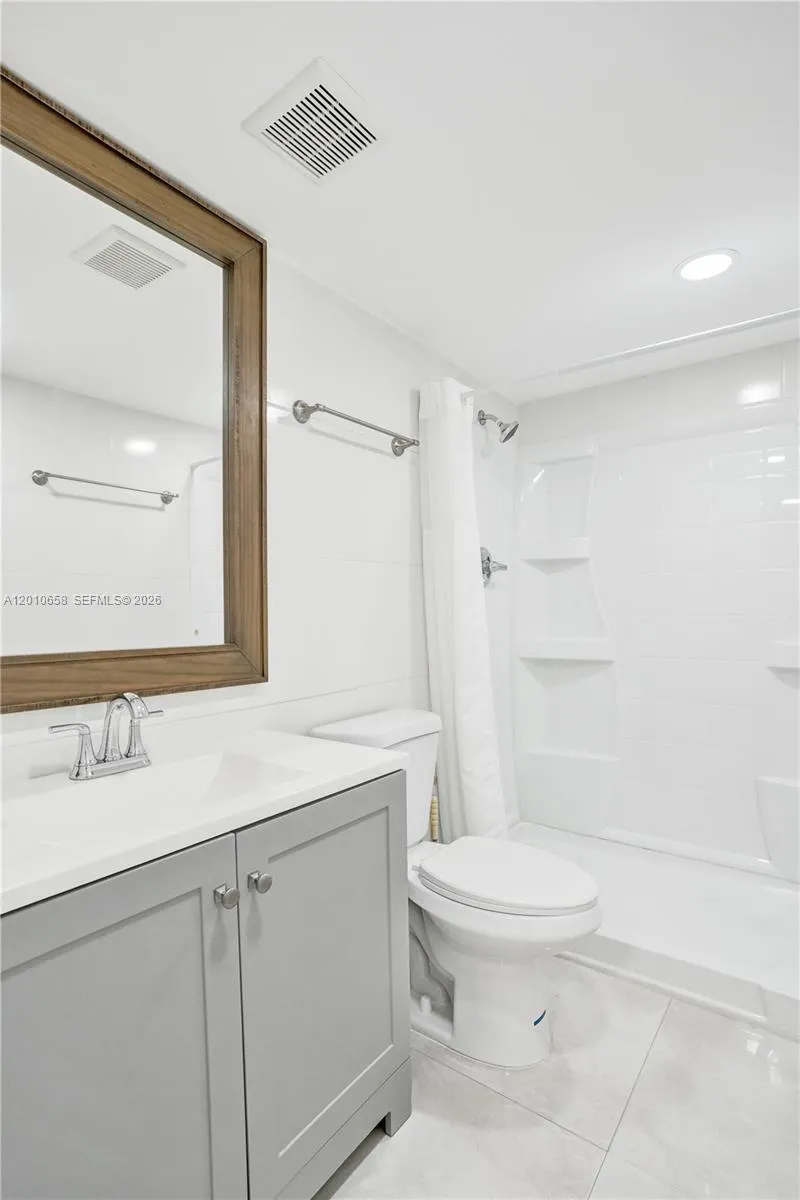 5950 Del Lago Cir 104, Sunrise, Florida 33313, Sunrise, Florida 33313, 2 Bedrooms Bedrooms, ,2 BathroomsBathrooms,Residential,For Sale,5950 Del Lago Cir 104, Sunrise, Florida 33313,A12010658