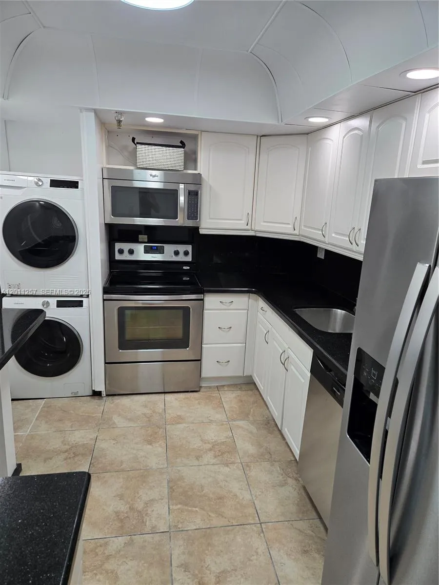 Sunny Isles Beach, Florida 33160, 2 Bedrooms Bedrooms, ,2 BathroomsBathrooms,Residential Lease,For Rent,A12011257