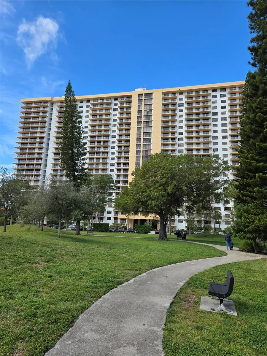 Sunny Isles Beach, Florida 33160, 2 Bedrooms Bedrooms, ,2 BathroomsBathrooms,Residential Lease,For Rent,A12011257