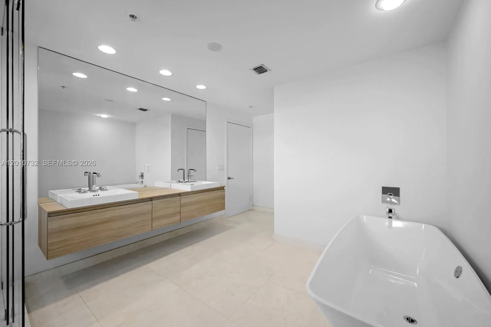 17301 Biscayne Blvd 808, North Miami Beach, Florid, North Miami Beach, Florida 33160, 2 Bedrooms Bedrooms, ,3 BathroomsBathrooms,Residential Lease,For Rent,17301 Biscayne Blvd 808, North Miami Beach, Florid,A12010732