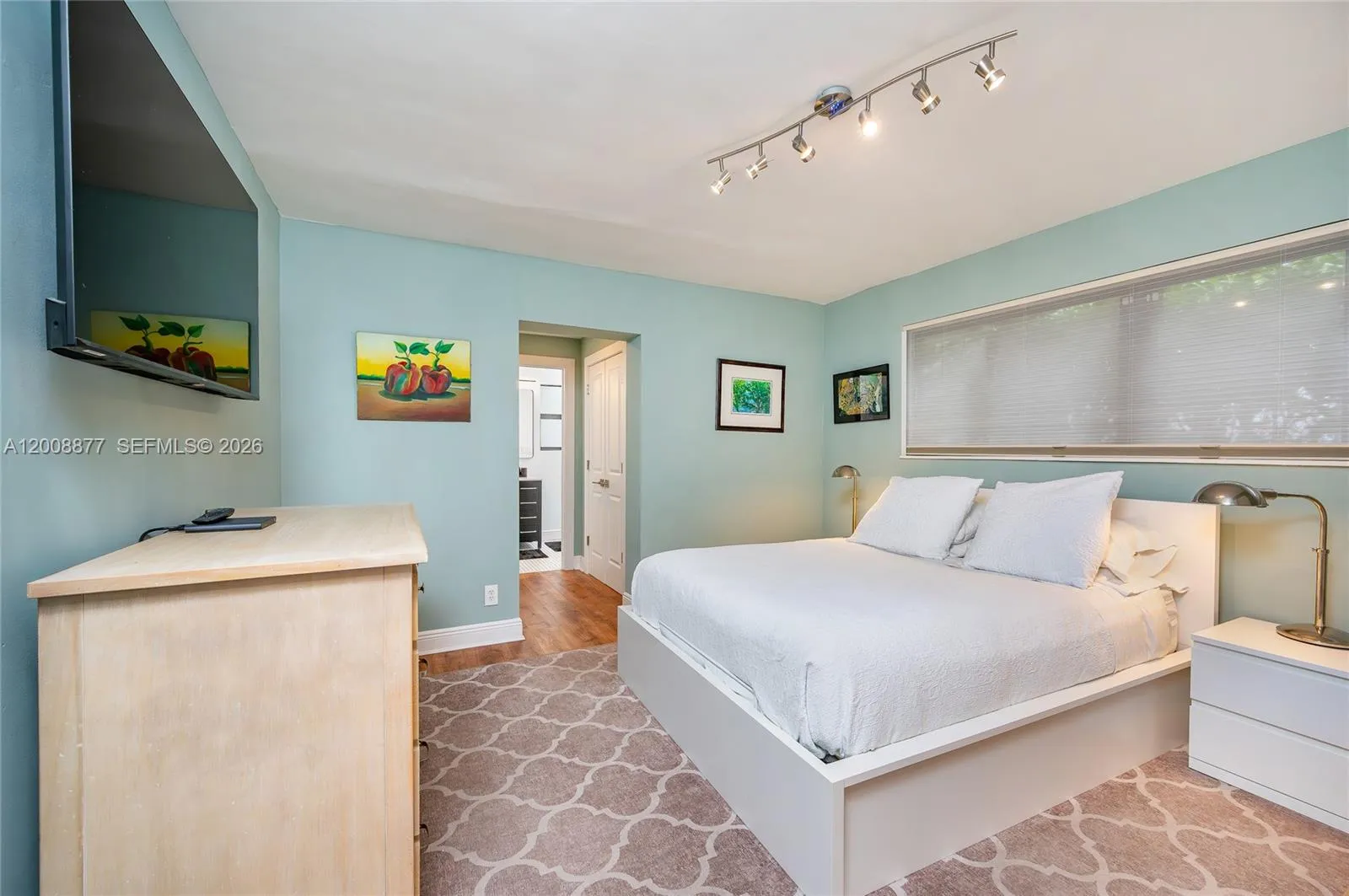2nd Bedroom w/ensuite bathroom