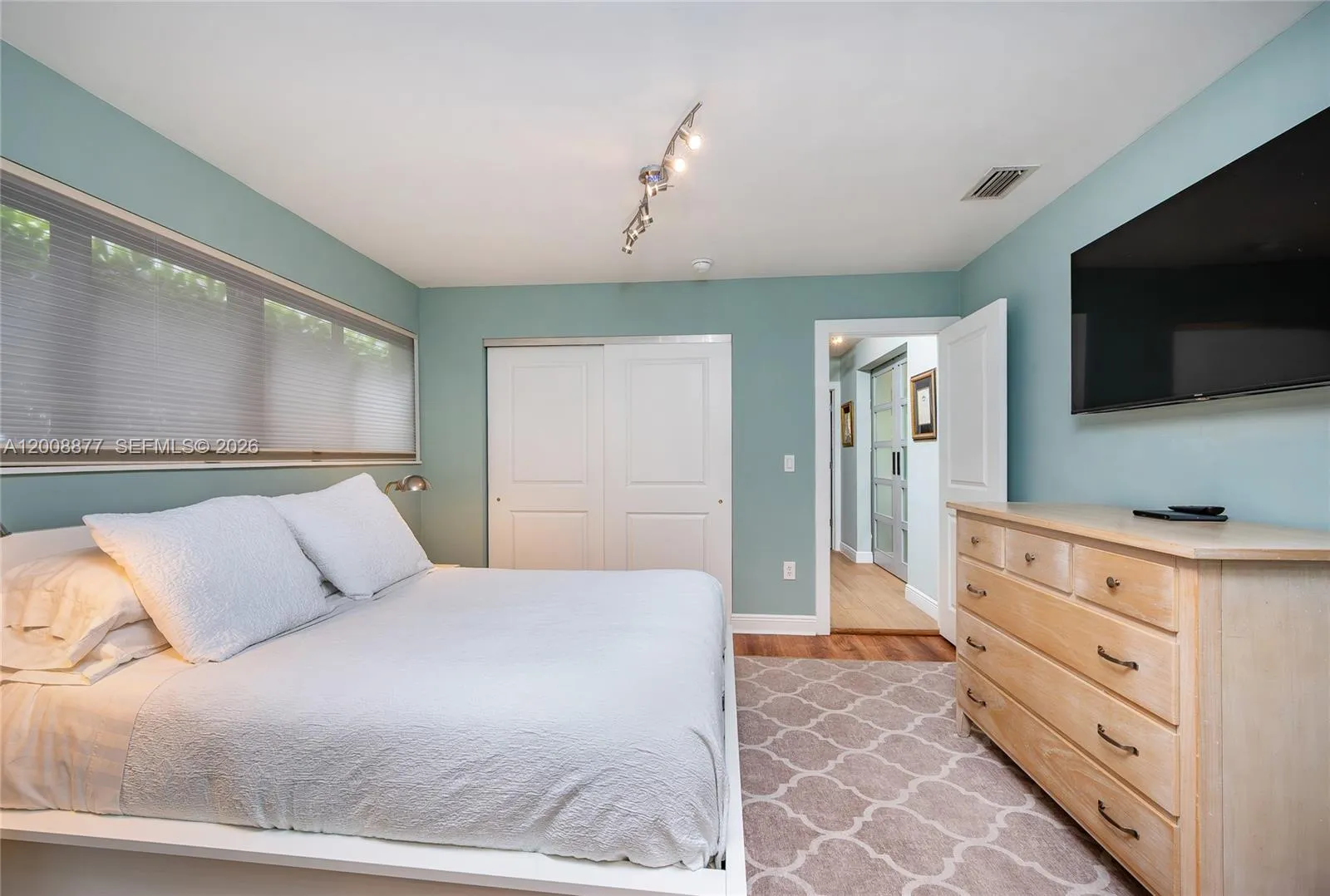 2nd Bedroom w/ensuite bathroom