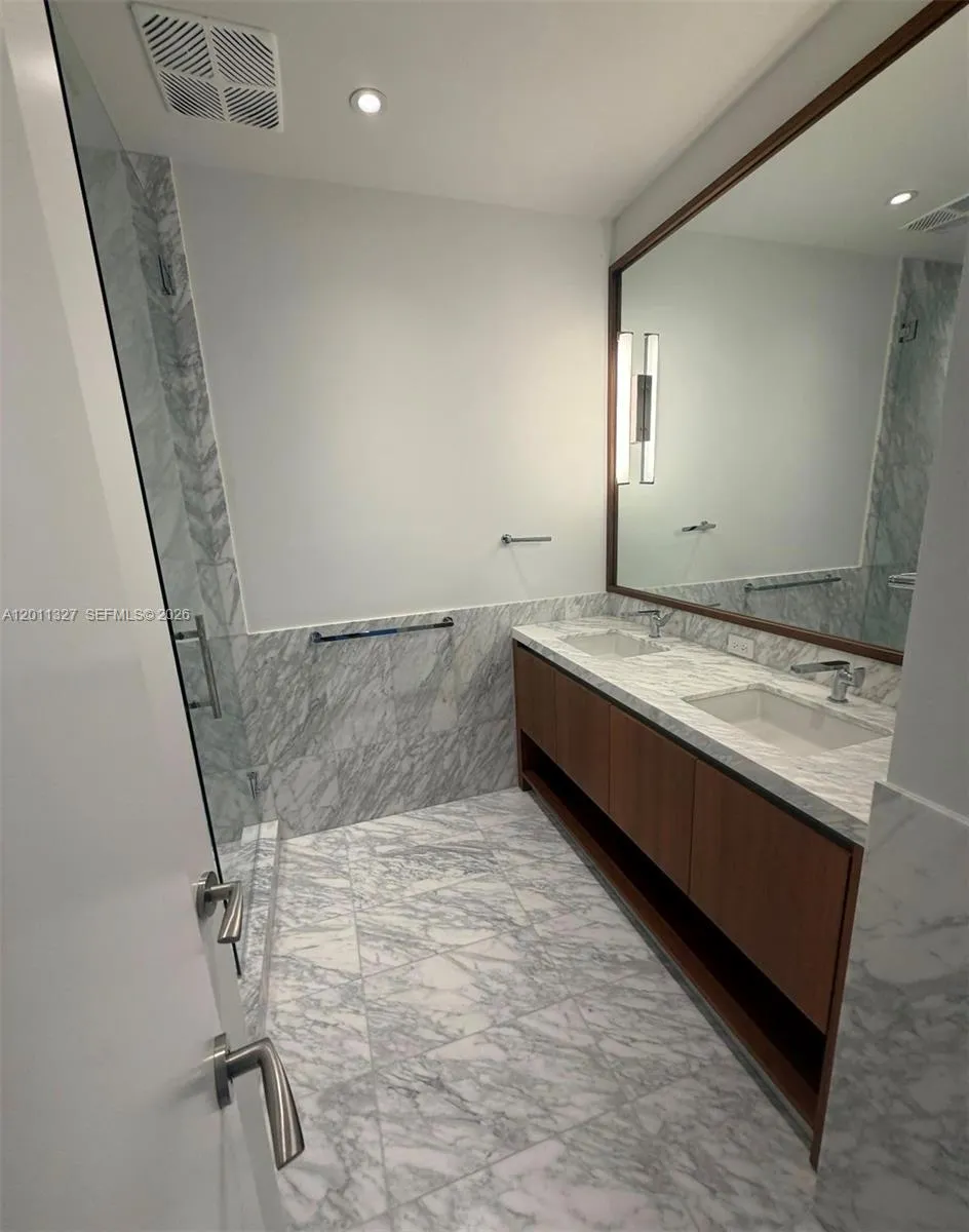 175 Se 25th Road 704, Miami, Florida 33129, Miami, Florida 33129, 2 Bedrooms Bedrooms, ,2 BathroomsBathrooms,Residential Lease,For Rent,175 Se 25th Road 704, Miami, Florida 33129,A12011327
