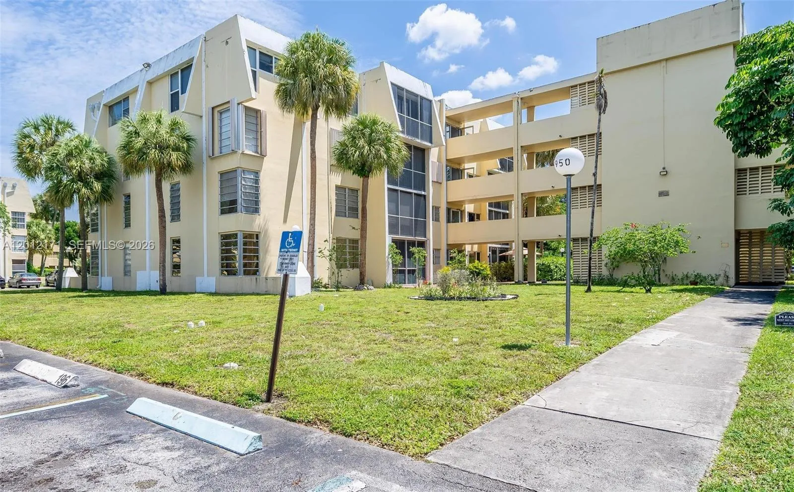 950 Ne 199th St 2h, Miami, Florida 33179, Miami, Florida 33179, 2 Bedrooms Bedrooms, ,2 BathroomsBathrooms,Residential,For Sale,950 Ne 199th St 2h, Miami, Florida 33179,A12012171