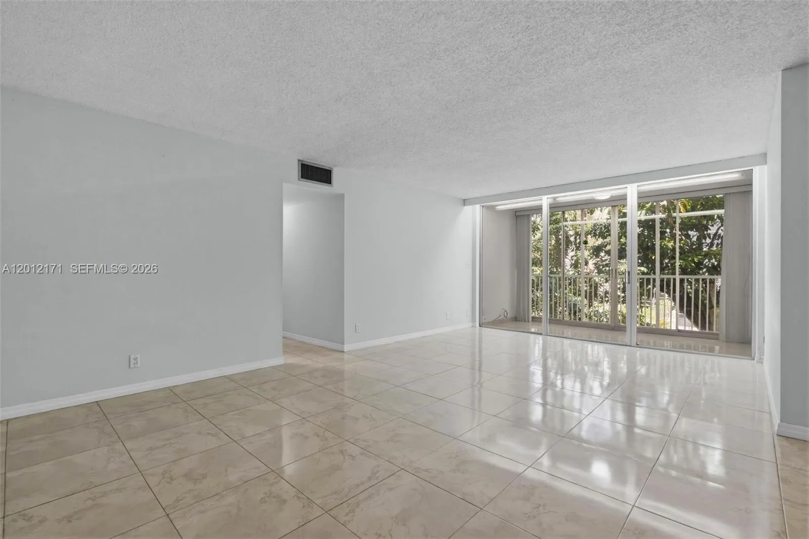 950 Ne 199th St 2h, Miami, Florida 33179, Miami, Florida 33179, 2 Bedrooms Bedrooms, ,2 BathroomsBathrooms,Residential,For Sale,950 Ne 199th St 2h, Miami, Florida 33179,A12012171
