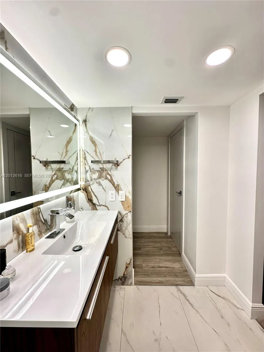 671 Ne 195th St 205e, Miami, Florida 33179, Miami, Florida 33179, 2 Bedrooms Bedrooms, ,2 BathroomsBathrooms,Residential,For Sale,671 Ne 195th St 205e, Miami, Florida 33179,A12012616