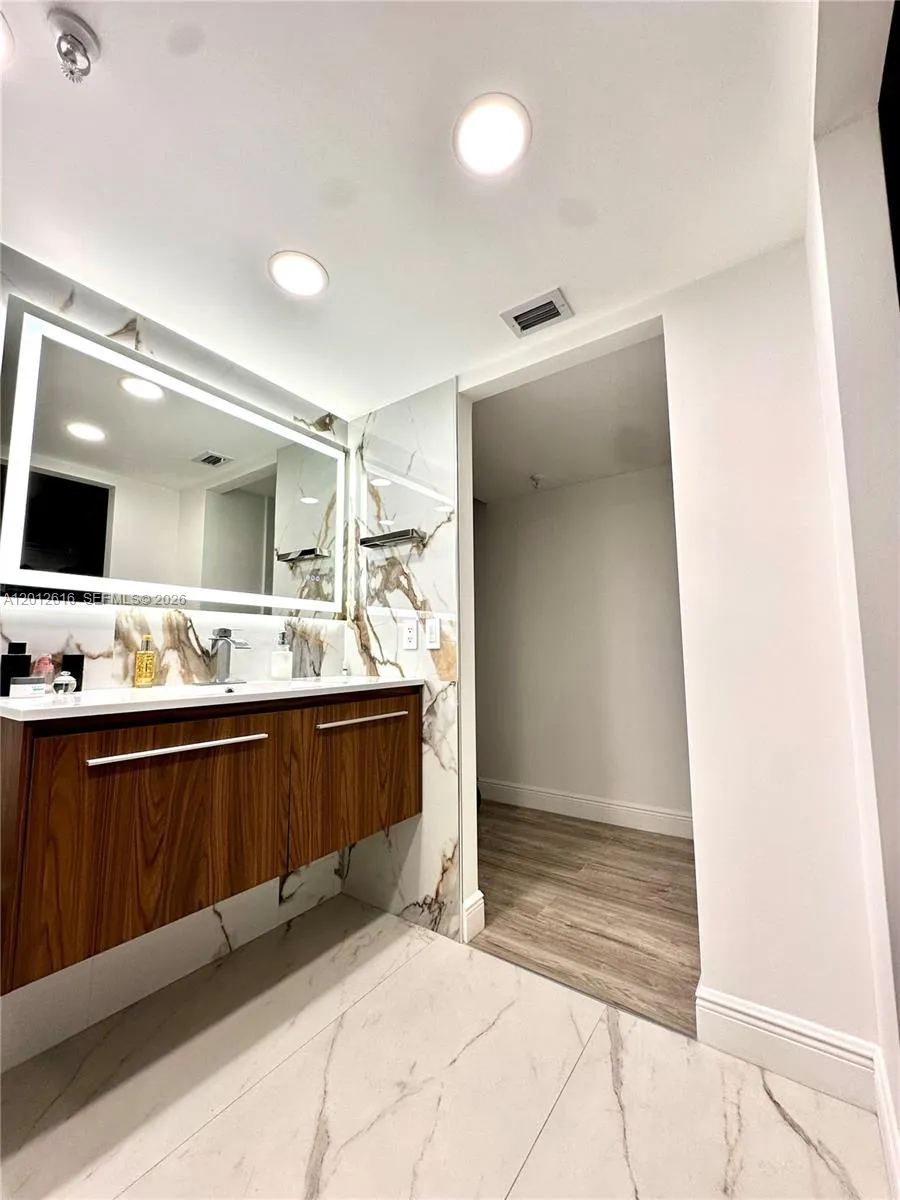 671 Ne 195th St 205e, Miami, Florida 33179, Miami, Florida 33179, 2 Bedrooms Bedrooms, ,2 BathroomsBathrooms,Residential,For Sale,671 Ne 195th St 205e, Miami, Florida 33179,A12012616