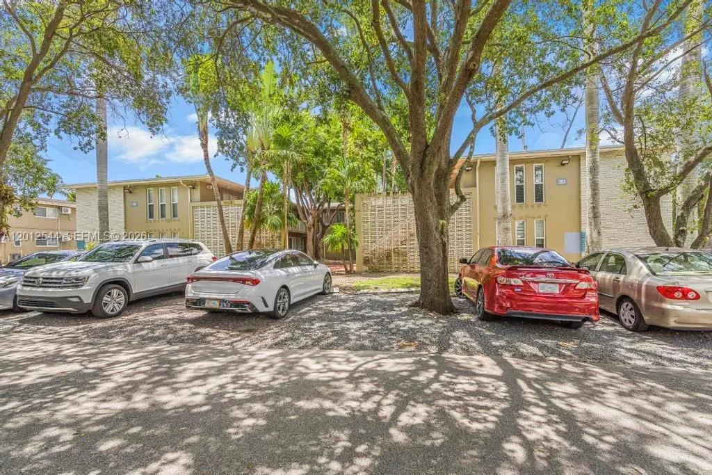 6330 Sw 79th St 2, South Miami, Florida 33143, South Miami, Florida 33143, 1 Bedroom Bedrooms, ,1 BathroomBathrooms,Residential,For Sale,6330 Sw 79th St 2, South Miami, Florida 33143,A12012544