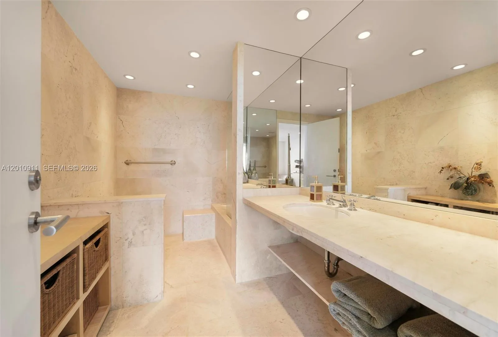 200 Ocean Lane Dr 401, Key Biscayne, Florida 33149, Key Biscayne, Florida 33149, 3 Bedrooms Bedrooms, ,3 BathroomsBathrooms,Residential,For Sale,200 Ocean Lane Dr 401, Key Biscayne, Florida 33149,A12010911