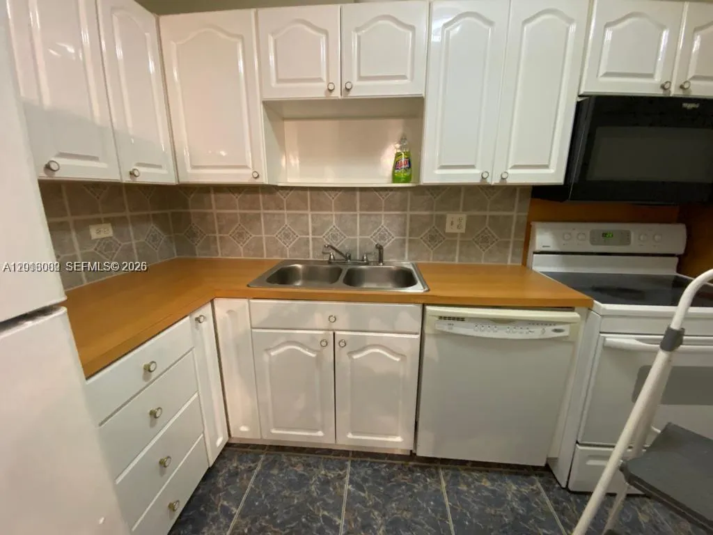 3730 Inverrary Dr 3b, Lauderhill, Florida 33319, Lauderhill, Florida 33319, 1 Bedroom Bedrooms, ,1 BathroomBathrooms,Residential,For Sale,3730 Inverrary Dr 3b, Lauderhill, Florida 33319,A12013000