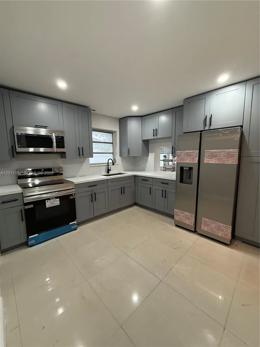 7611 Nw 2nd St 7611, Pembroke Pines, Florida 33024, Pembroke Pines, Florida 33024, 3 Bedrooms Bedrooms, ,2 BathroomsBathrooms,Residential Lease,For Rent,7611 Nw 2nd St 7611, Pembroke Pines, Florida 33024,A12013162