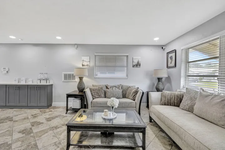 Living Rm (Center)