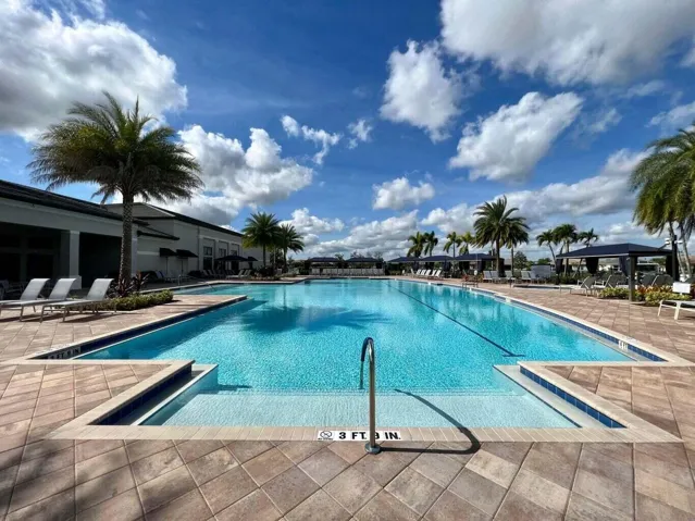 Valencia Cay Amenities
