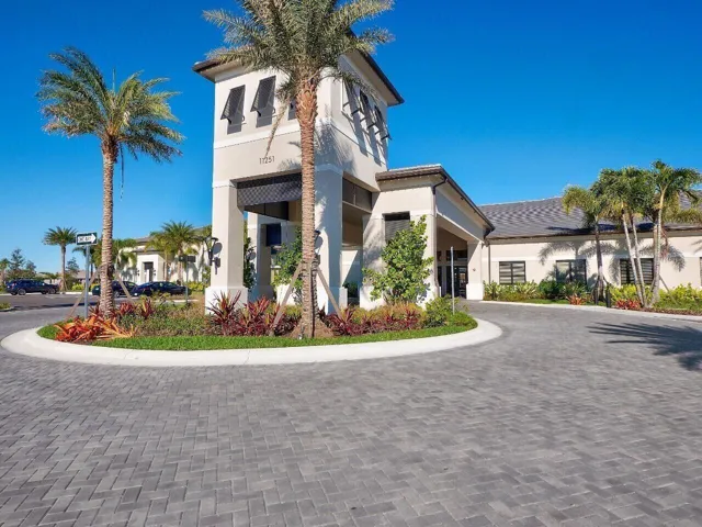 Valencia Cay Amenities
