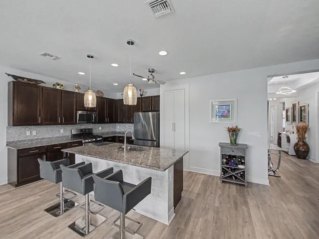 Kitchen/Entry