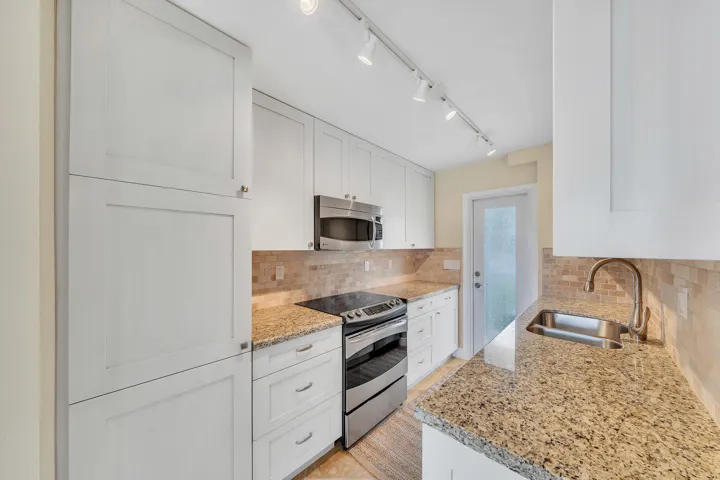 17 Kitchen (2)