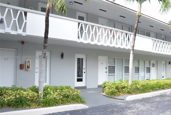 35 Edgewater Dr 104, Coral Gables, Florida 33133