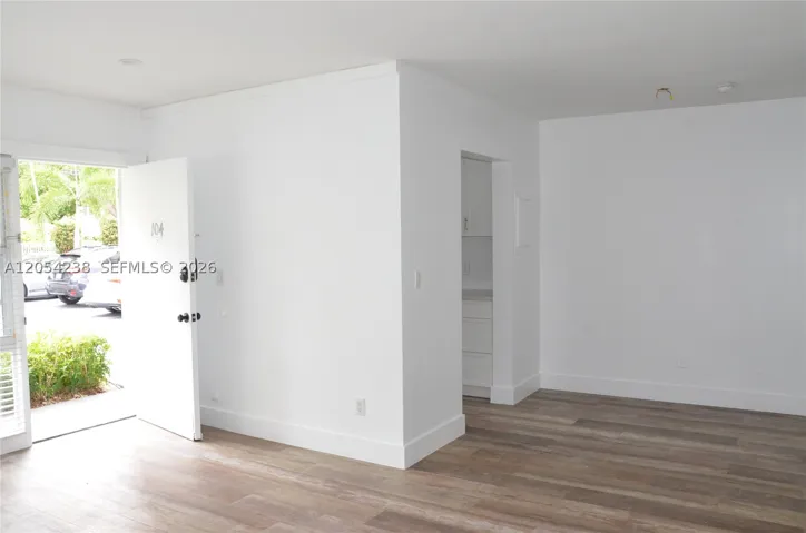 35 Edgewater Dr 104, Coral Gables, Florida 33133