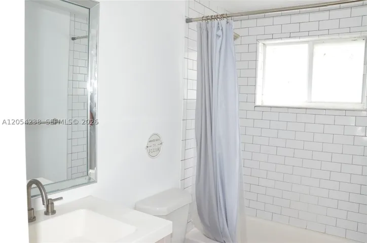 35 Edgewater Dr 104, Coral Gables, Florida 33133