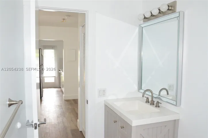 35 Edgewater Dr 104, Coral Gables, Florida 33133