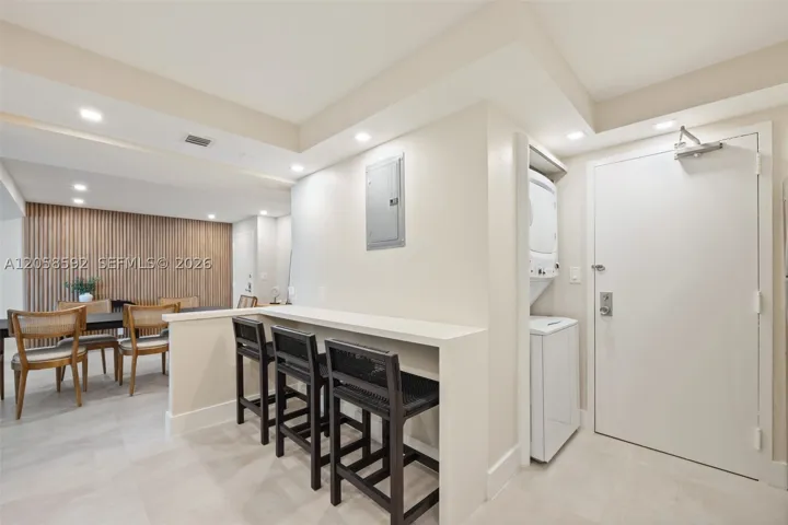 eat-in kitchen bar and washer and dryer