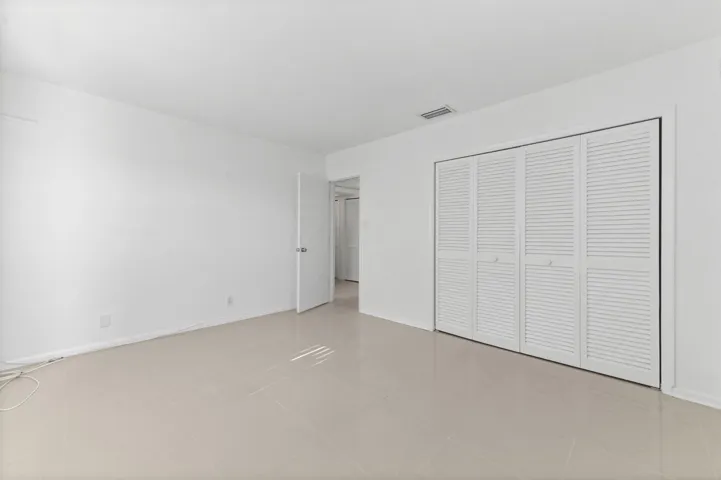 17 Bedroom 02