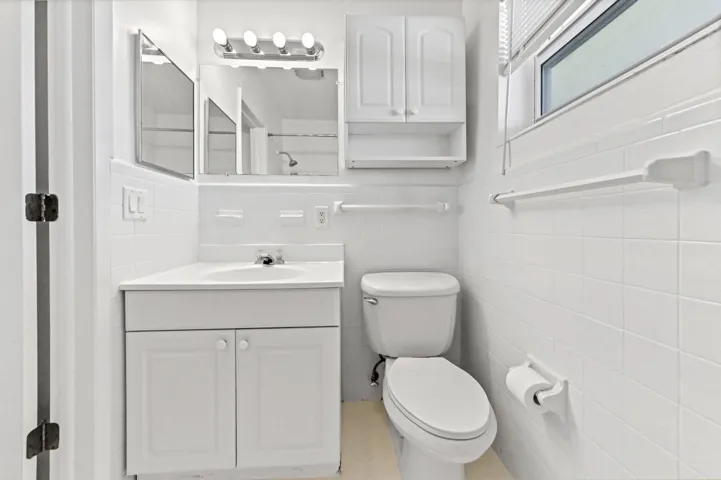 24 Bathroom 02