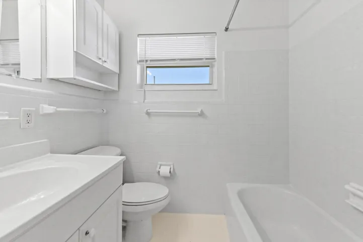 23 Bathroom 01