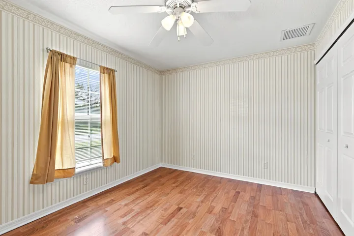 23_bedroom