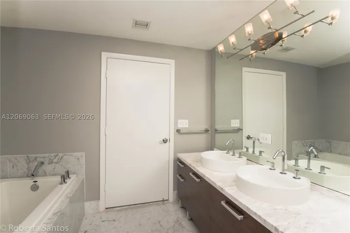 244 Biscayne Blvd 3902, Miami, Florida 33132
