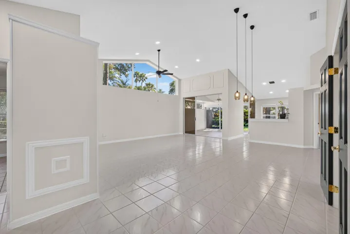 LIVING/DINNING ROOM