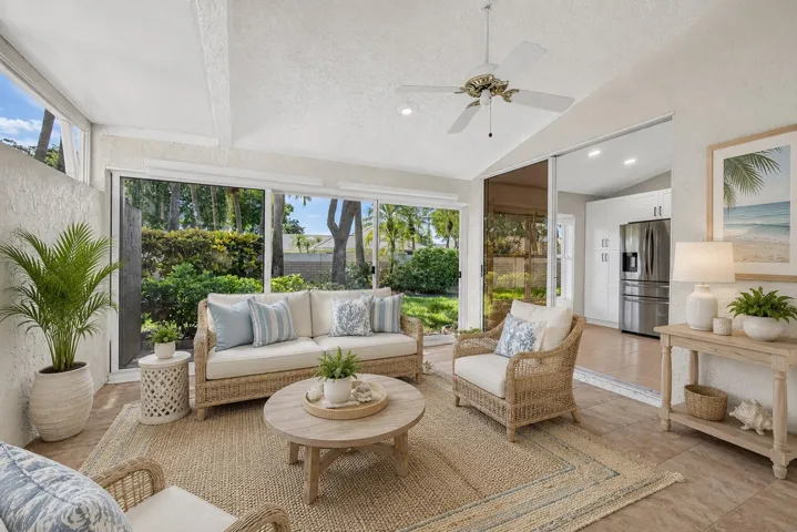 VIRTUSALLY STAGED INDOOR:OUTDOOR PATIO