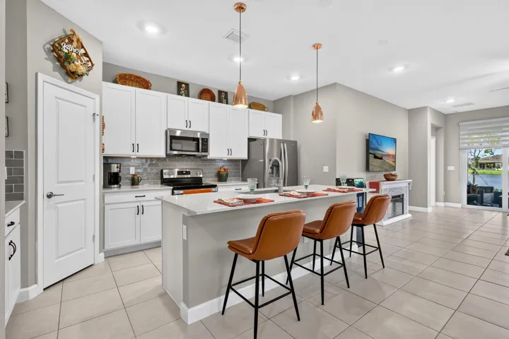 2048 kitchen with island full backspash