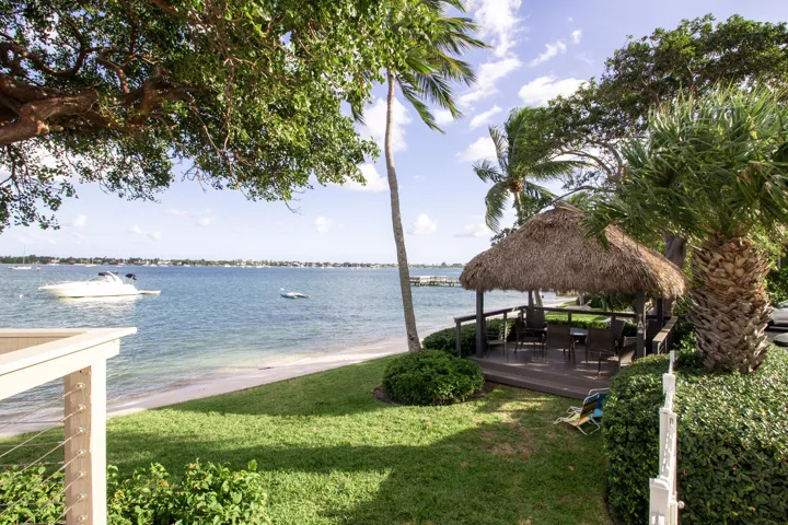 Tiki Hut / Beach