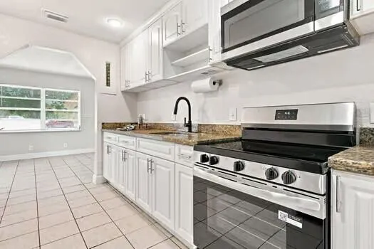 1472 NE 25 Ct_Kitchn
