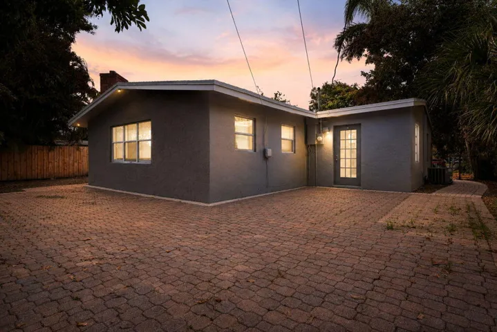 1472 NE 25 Ct_Ext.Back Nite